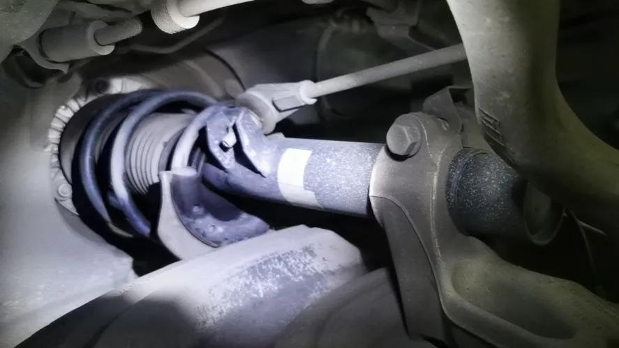 车辆后减震器漏油,减震器漏油的危害