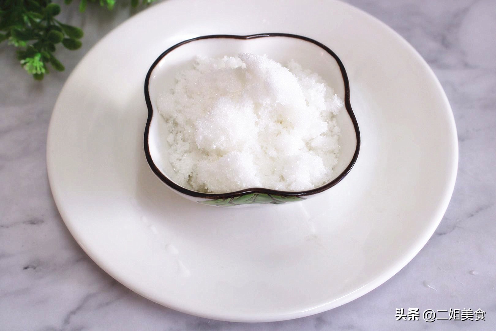 白糖倒入手心搓一搓真的很厉害,把白糖融化放在手里捏