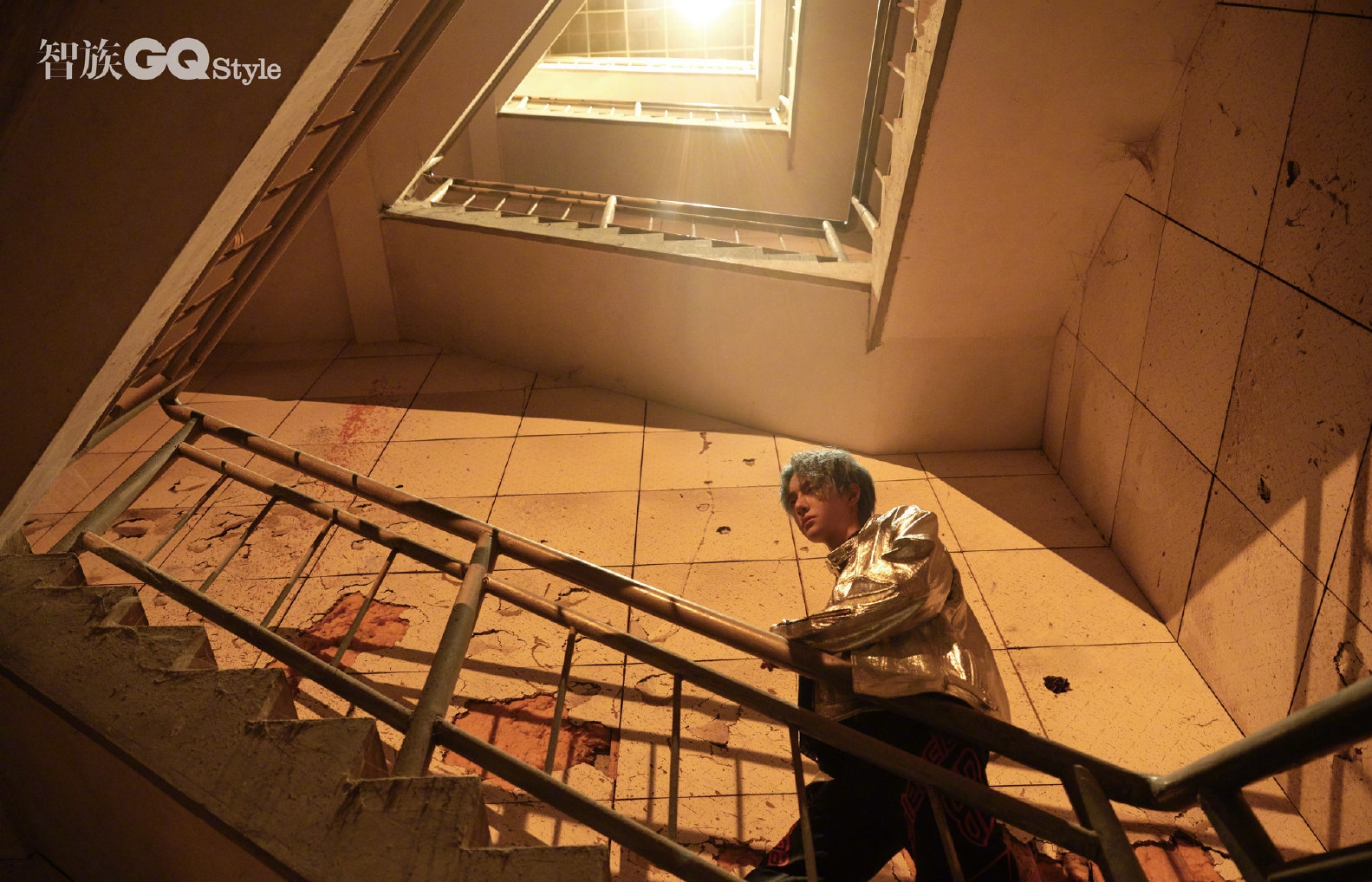 王一博身着黑色金丝长衫亮相,王一博的时尚穿搭酷盖帅气十足