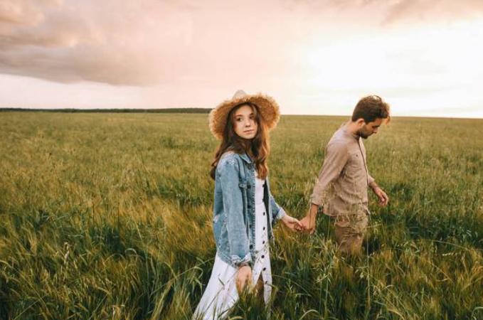 很想念一个人什么心理,很想念一个人时主动发消息会怎样