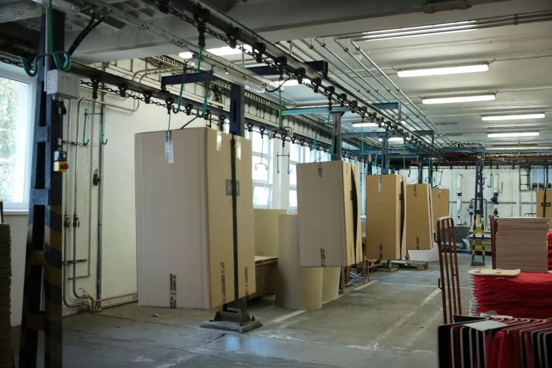 探访TON工厂看经典椅子背后的故事|疯狂24h我们去捷克干了啥?