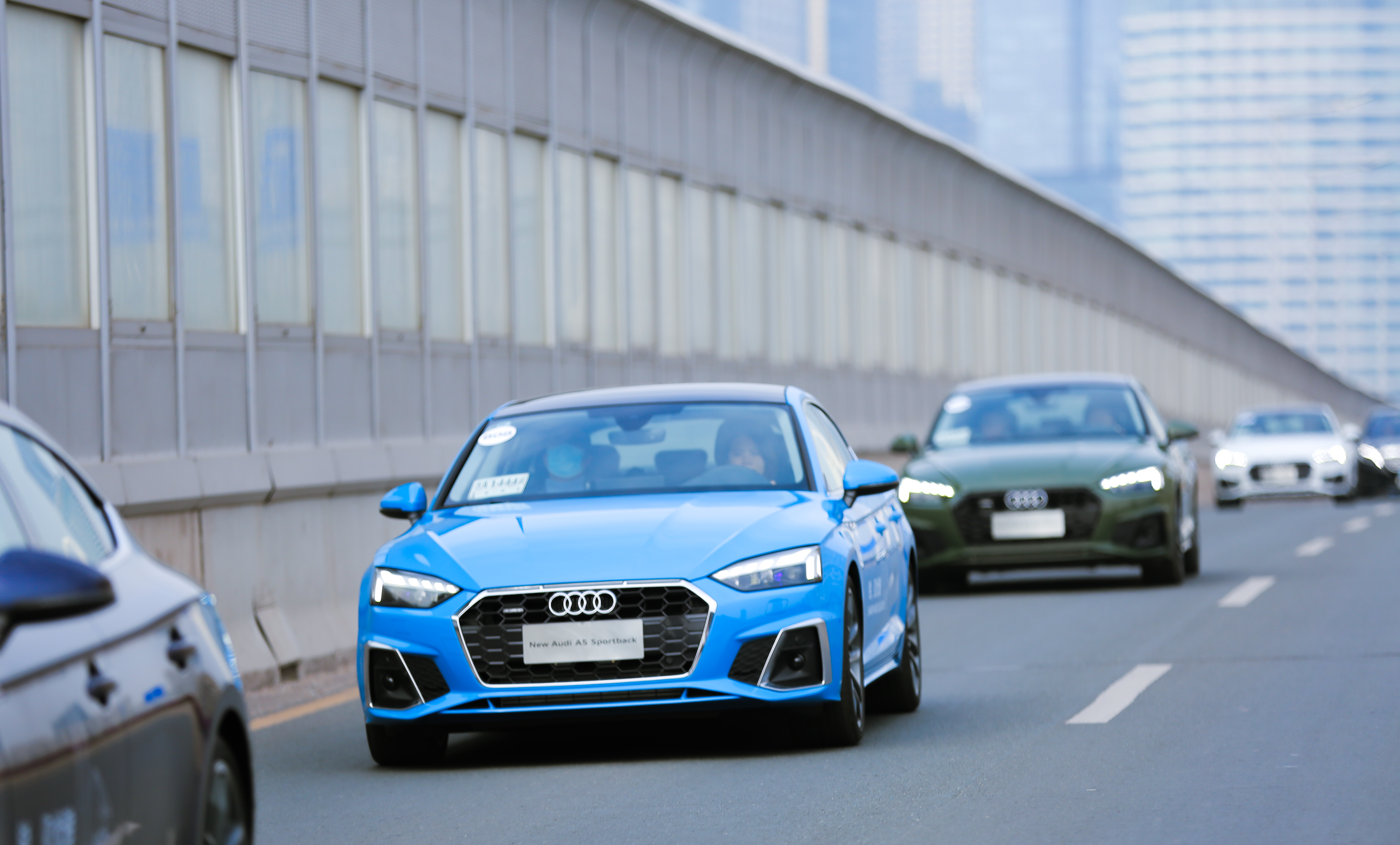 新奥迪a52017款,试驾新奥迪a5蓝色