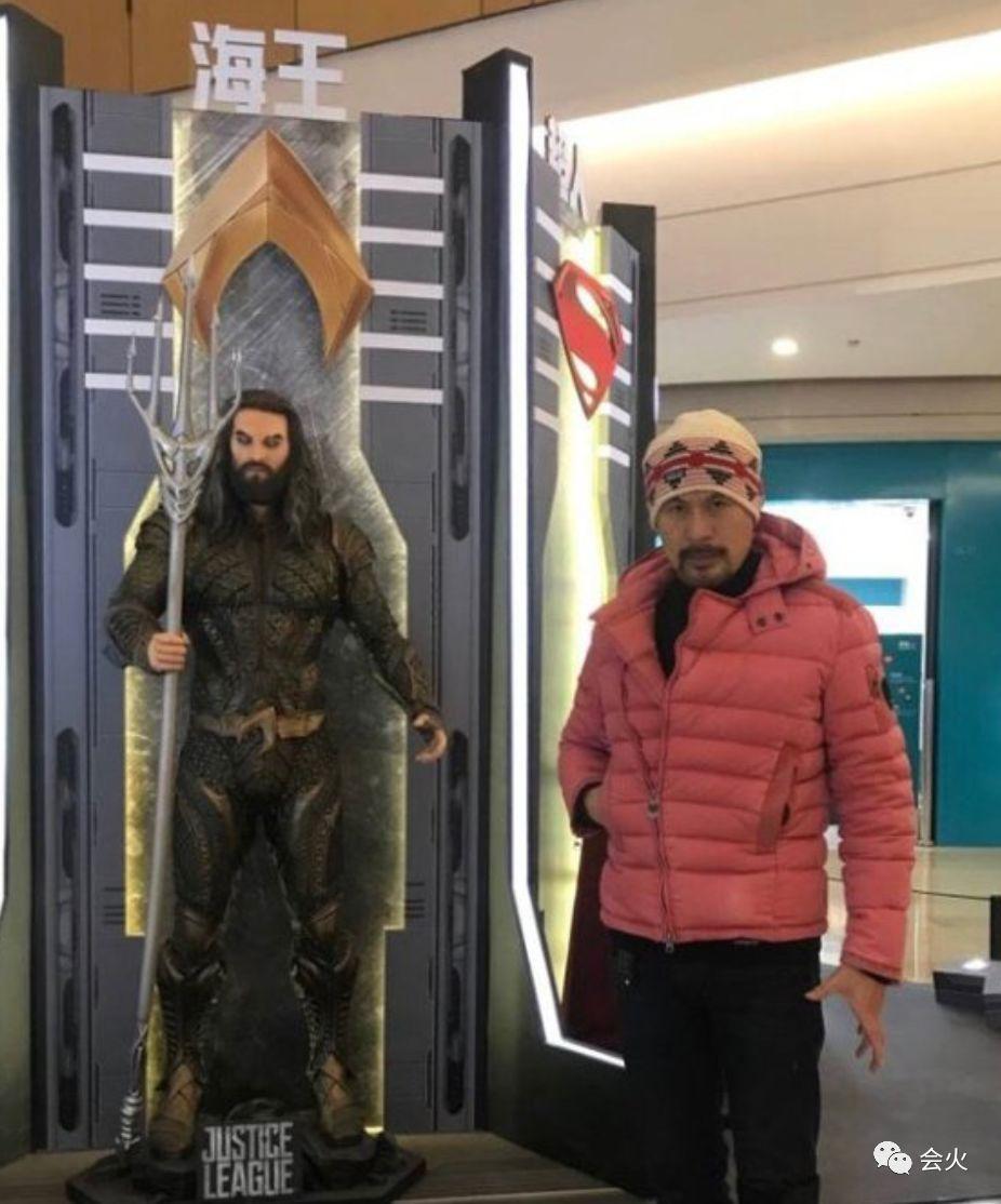 他外表凶狠，内心文艺，曾纵横各类电影，一幅画能卖几十万？