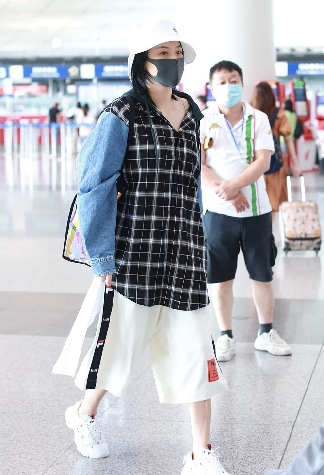 何捷和张馨予拍婚纱照图片,何捷张馨予军装婚纱照甜蜜