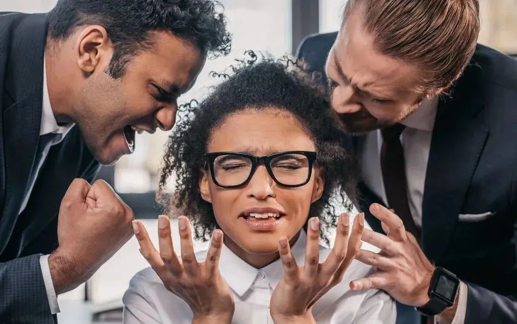 职场上，你被同事孤立了怎么办？高情商的人，都从这3点分析应对