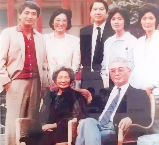 荣毅仁相伴70年的妻子，亲自为丈夫擦皮鞋，96去世与丈夫共葬