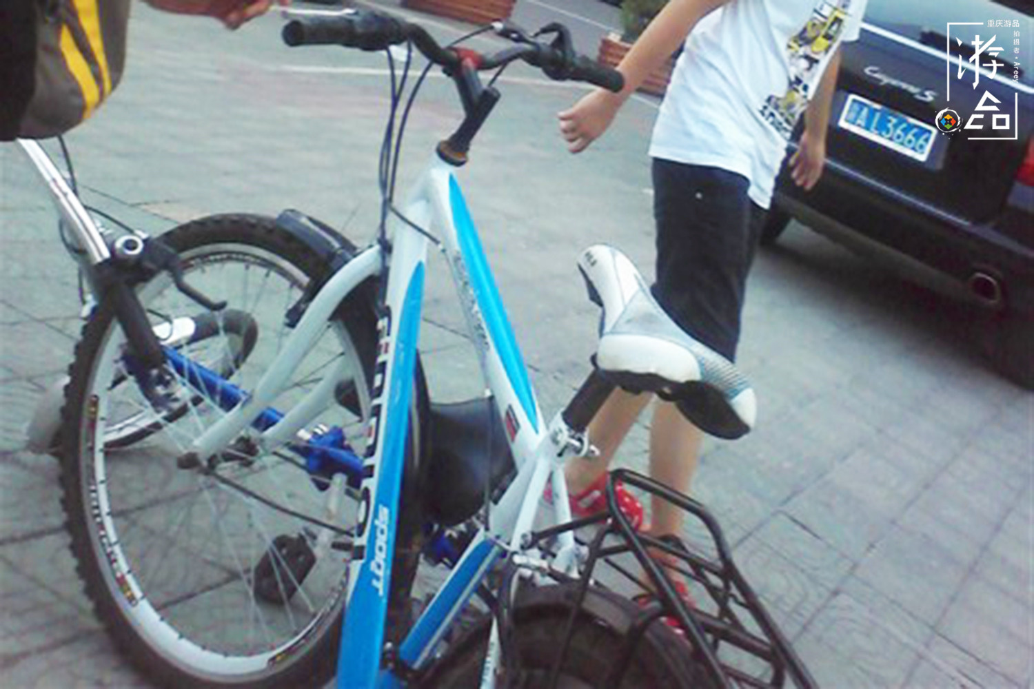 重庆人把自行车当作玩具，在滨江路和奥体中心，体验过租来的快乐