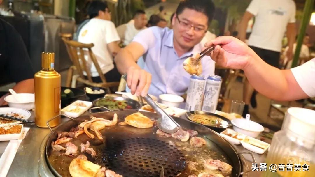 人山人海来吃肉,大哥小弟都说香