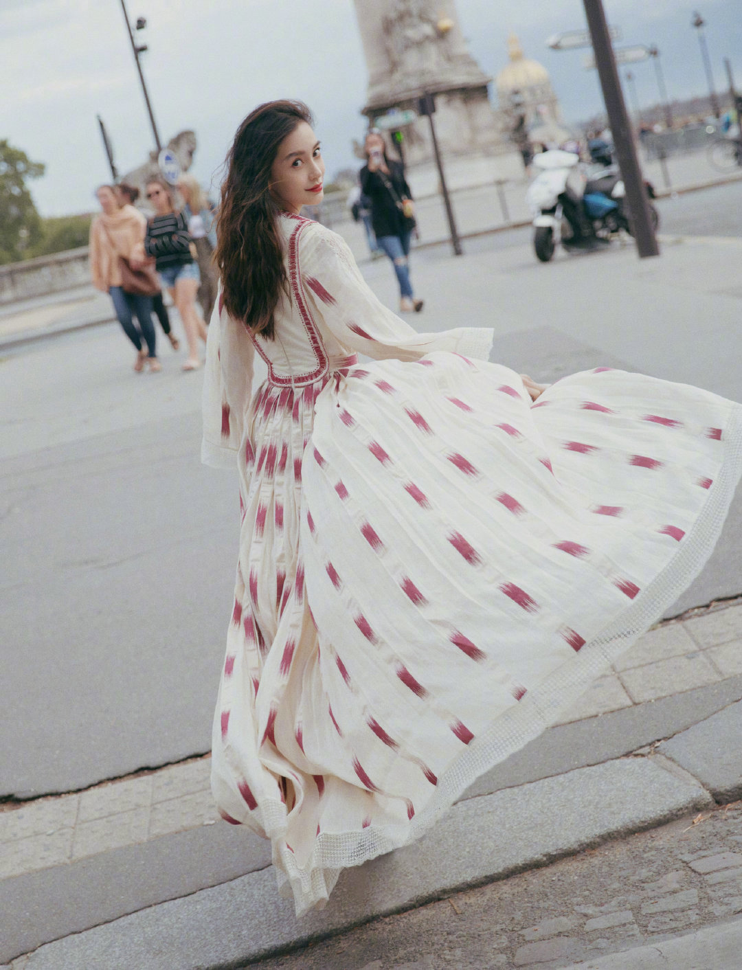 杨颖巴黎时装周最新,杨颖现身巴黎时装周