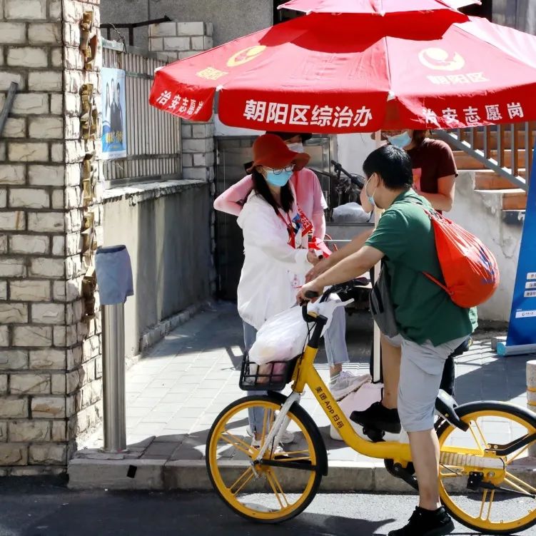 他们坚守在疫情防控一线,防控疫情他们在风雪中坚守