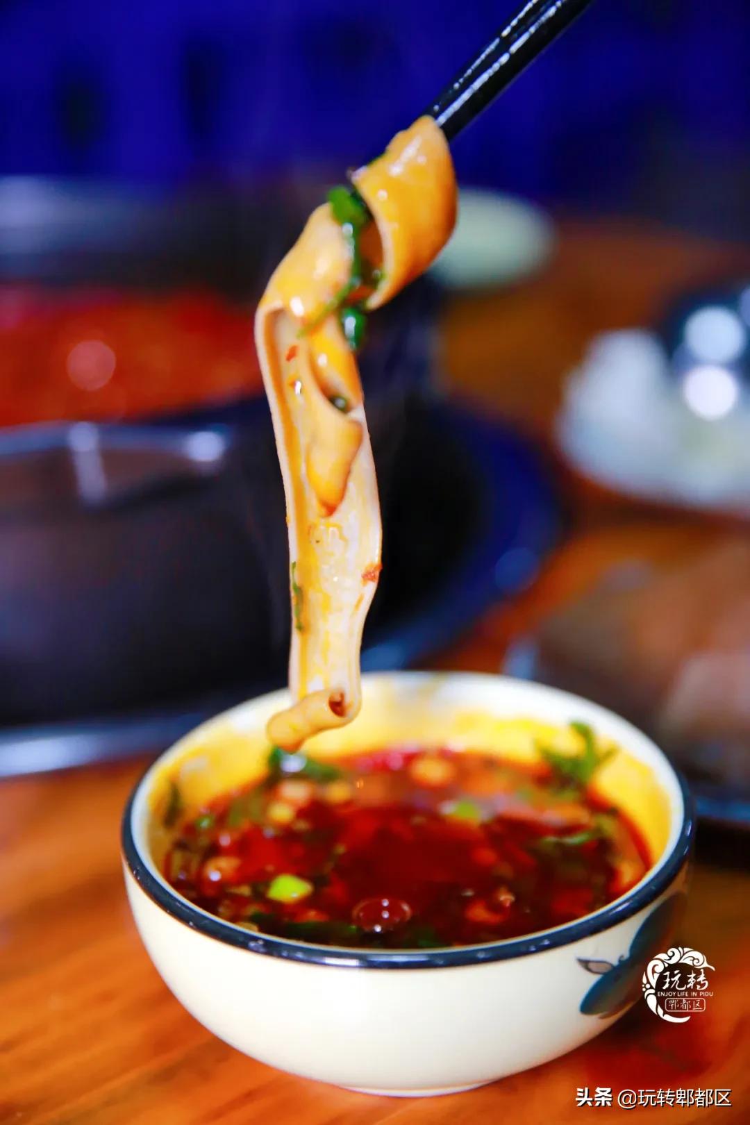 郫都西门新开砂锅串串，来“老屋头”，涮人情味儿