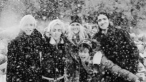 冬天围巾推荐高级感纯色,下雪了红色围巾