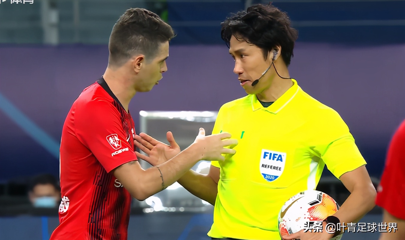1红3黄0争议,韩国裁判MVP!91分钟暖心一幕,中超少见