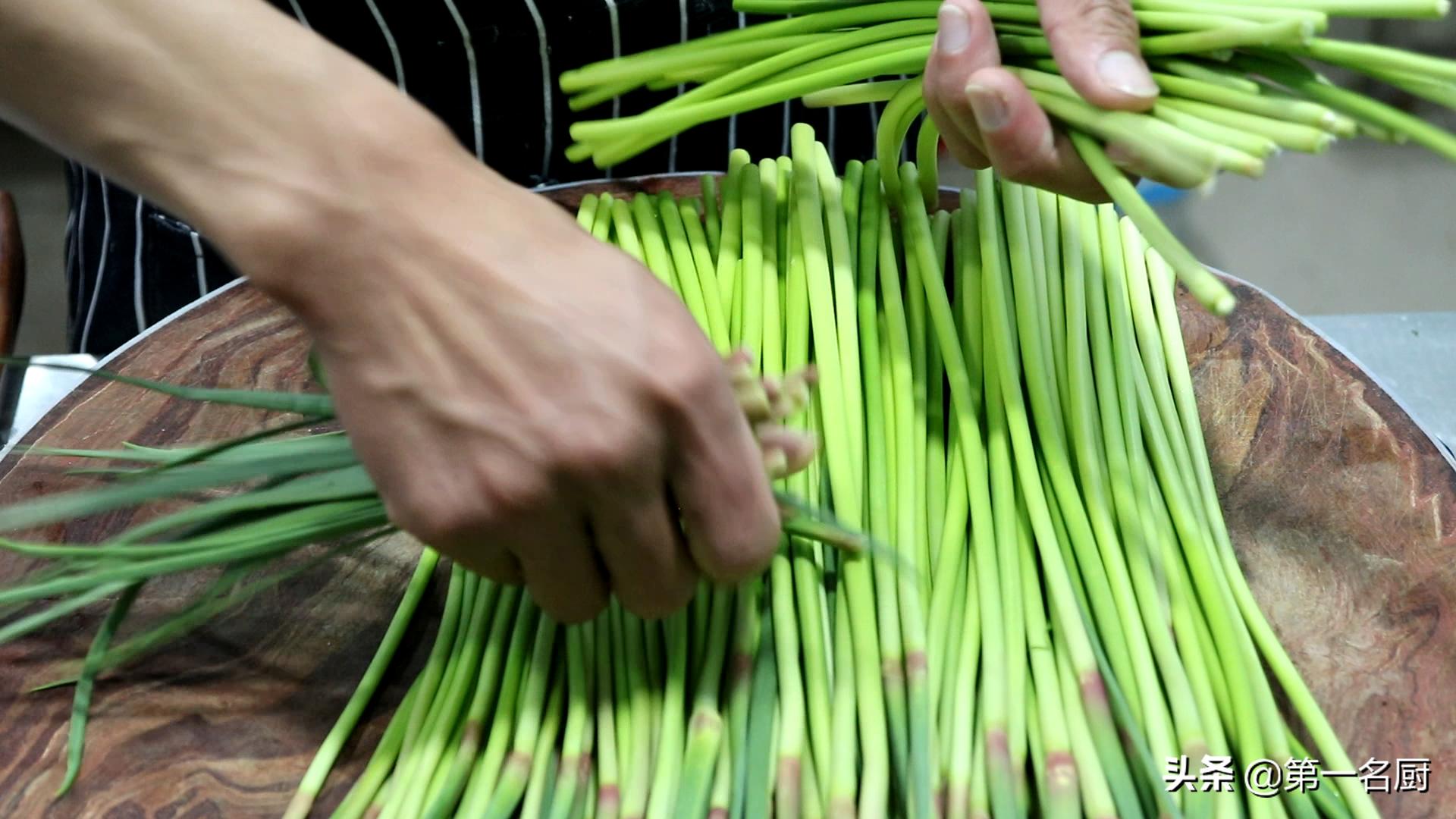 快速腌蒜苔怎么腌好吃又脆,大厨教你蒜苔的家常做法