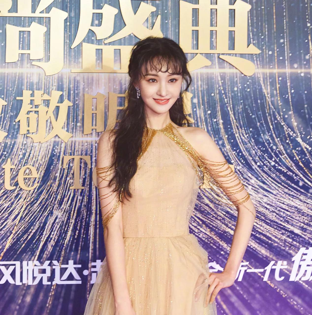 “空气刘海”不受宠了！今年流行这3款“刘海”，热巴郑爽都上头