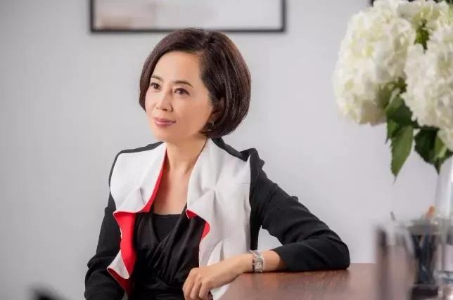 香港娱乐骄子杨受成家族“分业分工不分家”的代际传承