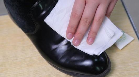 新女士皮鞋走路有折痕怎样避免,新皮鞋穿一天就有褶皱正常吗