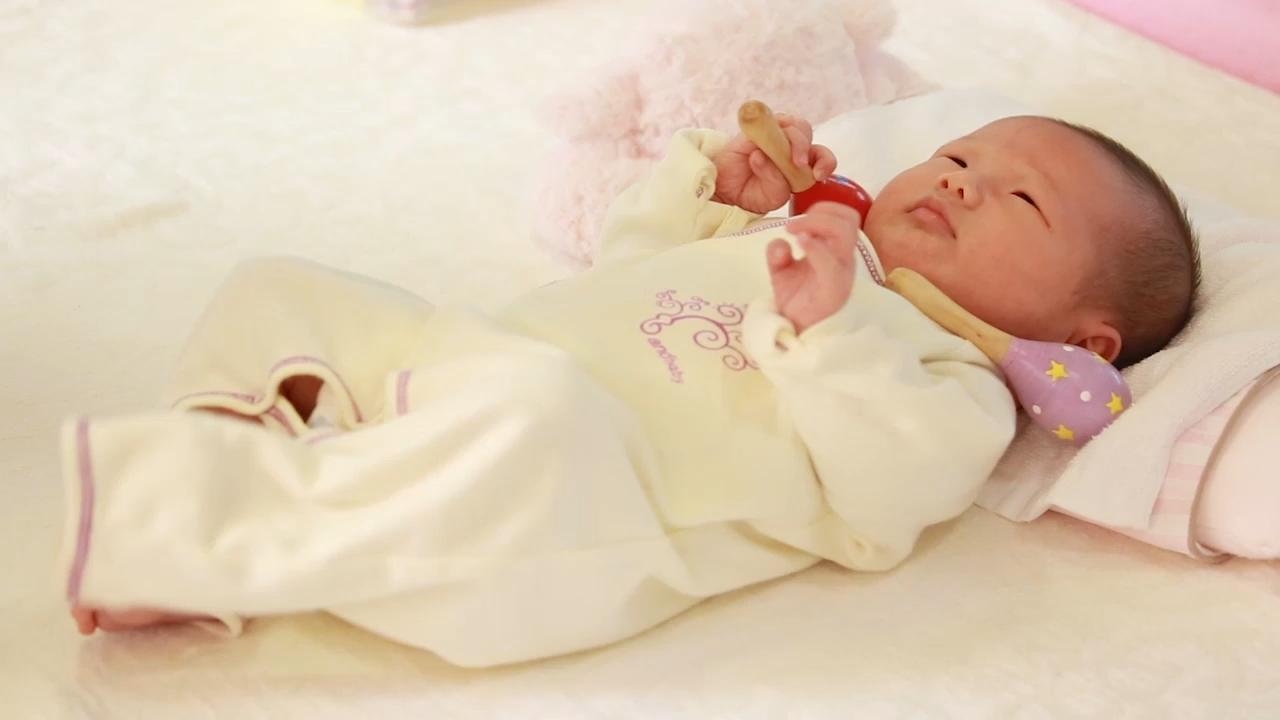 宝宝一般几个月学会一些简单动作,聪明宝宝从早教开始