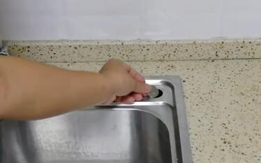 洗碗发现水槽边有个洞,洗碗水槽有小洞怎么修补