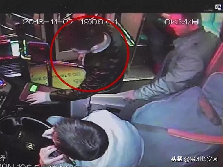 公交司机被锁喉一位少年出手了,遵义公交29路撞到11路公交事件