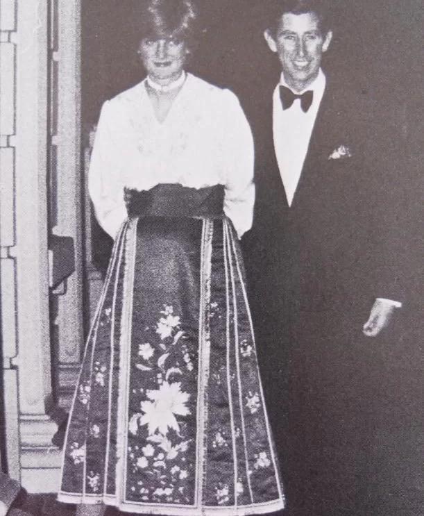 戴安娜在机场喊爸爸,菲利普亲王和戴安娜恋爱过程