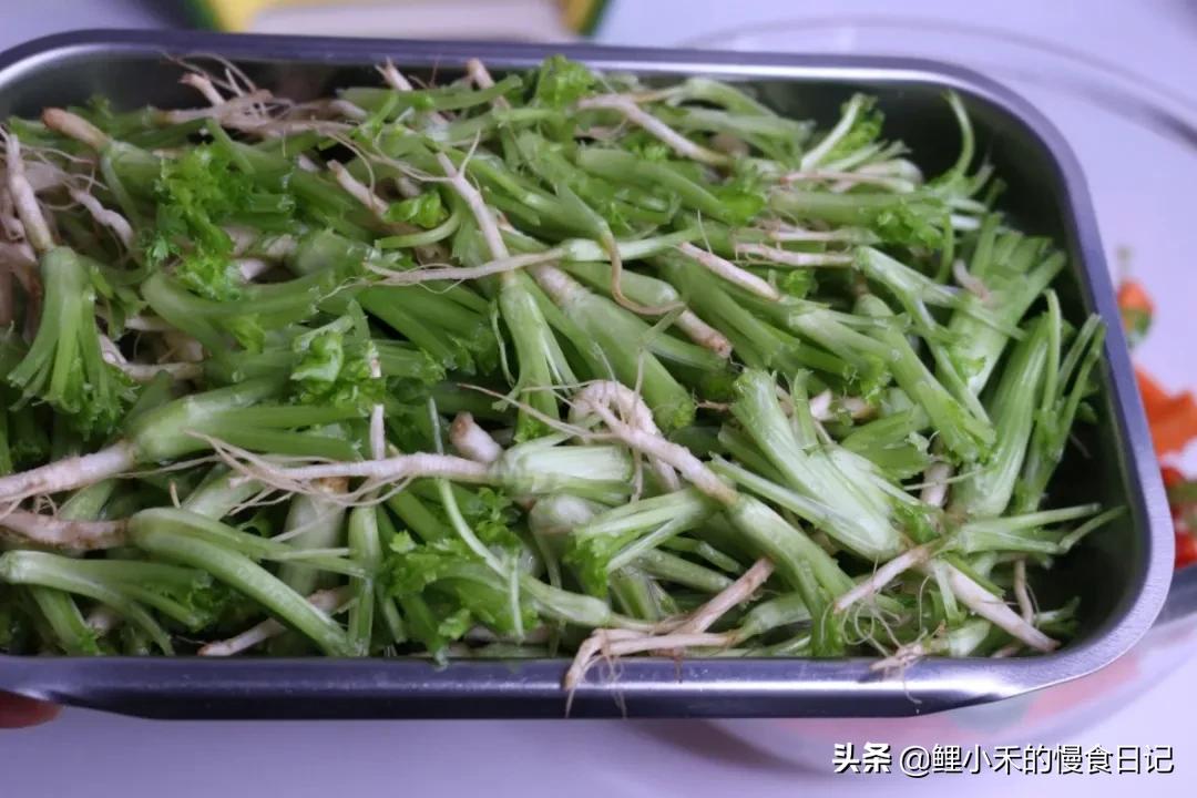 香菜根都别扔了这样煮一煮作用大,香菜根不要扔放锅里煮一煮