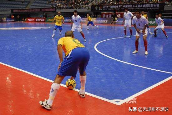 五人制裁判手势微课,五人制裁判手势和11人制一样吗