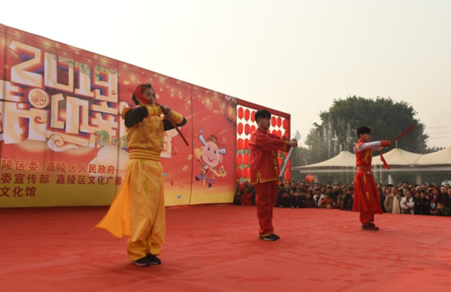 广元市老城小西街嘉陵广场,看看广场有多热闹