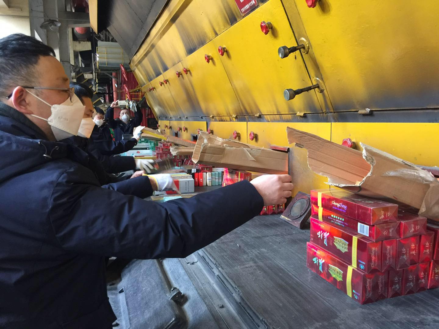 烟草局销毁假烟遭部分居民哄抢,沈阳烟草严查