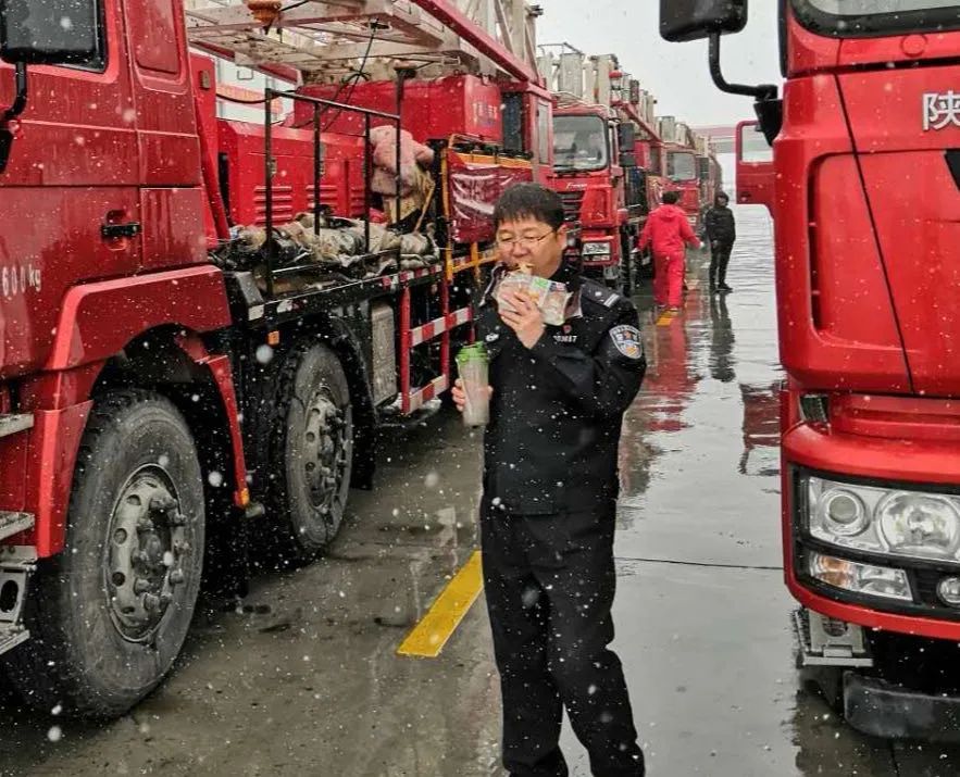 穿越酷暑与严寒,跨过荒漠与雪山,一路守护,盘锦“铁流护航队”威武