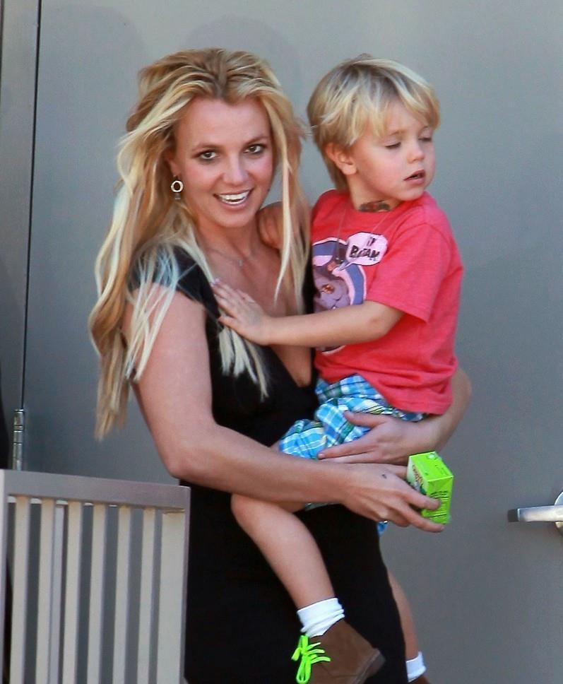 小甜甜布兰妮38岁时被父亲监督,小甜甜布兰妮父亲被截肢