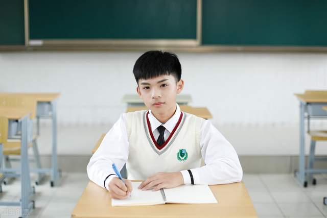 香港初中学校学费一般多少钱,香港初中读书一年多少钱