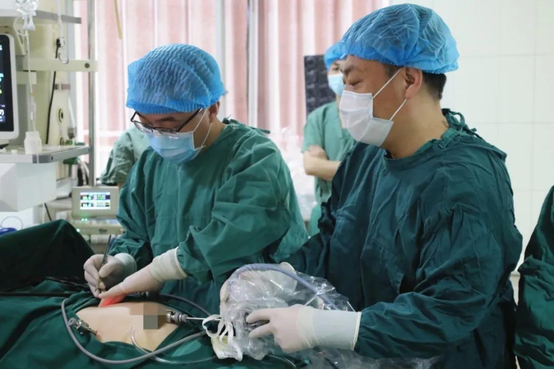 腹腔镜肝脓肿,腹腔镜下肝脓肿切开引流术