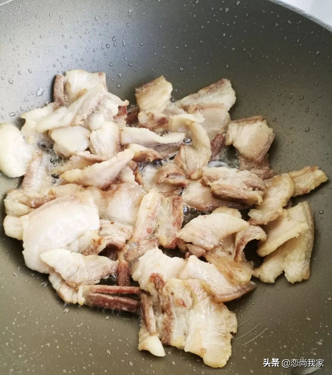 这个农家小炒菜,用萝卜干和猪肉一起炒,下饭就是香,肉贵也要吃