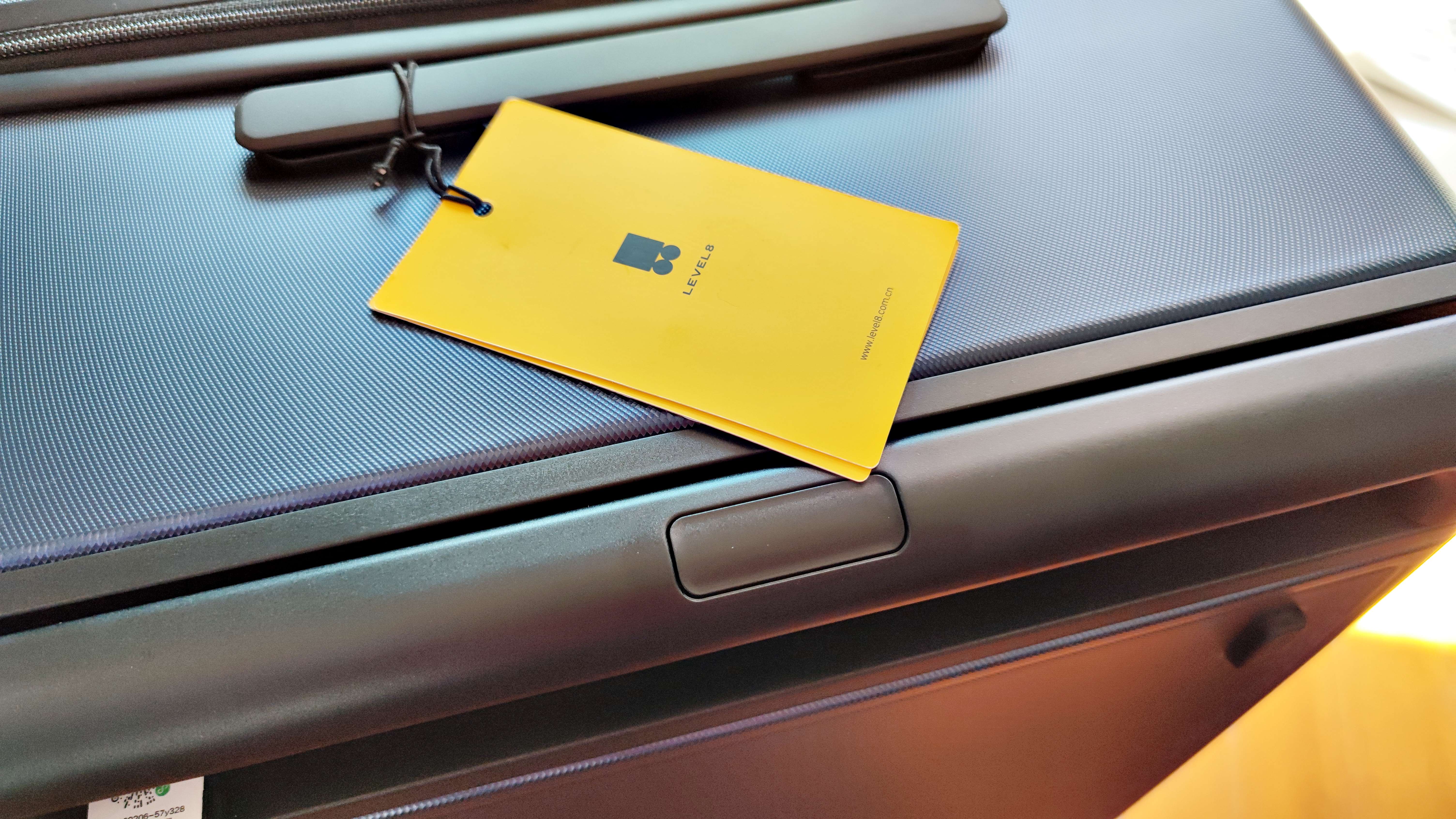 地平线8号和90分旅行箱哪个好看,地平线八号旅行箱旗舰版