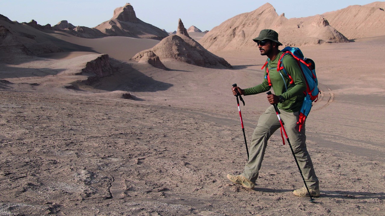 沙漠迷路解决方法,沙漠里迷路了应该怎么走出去