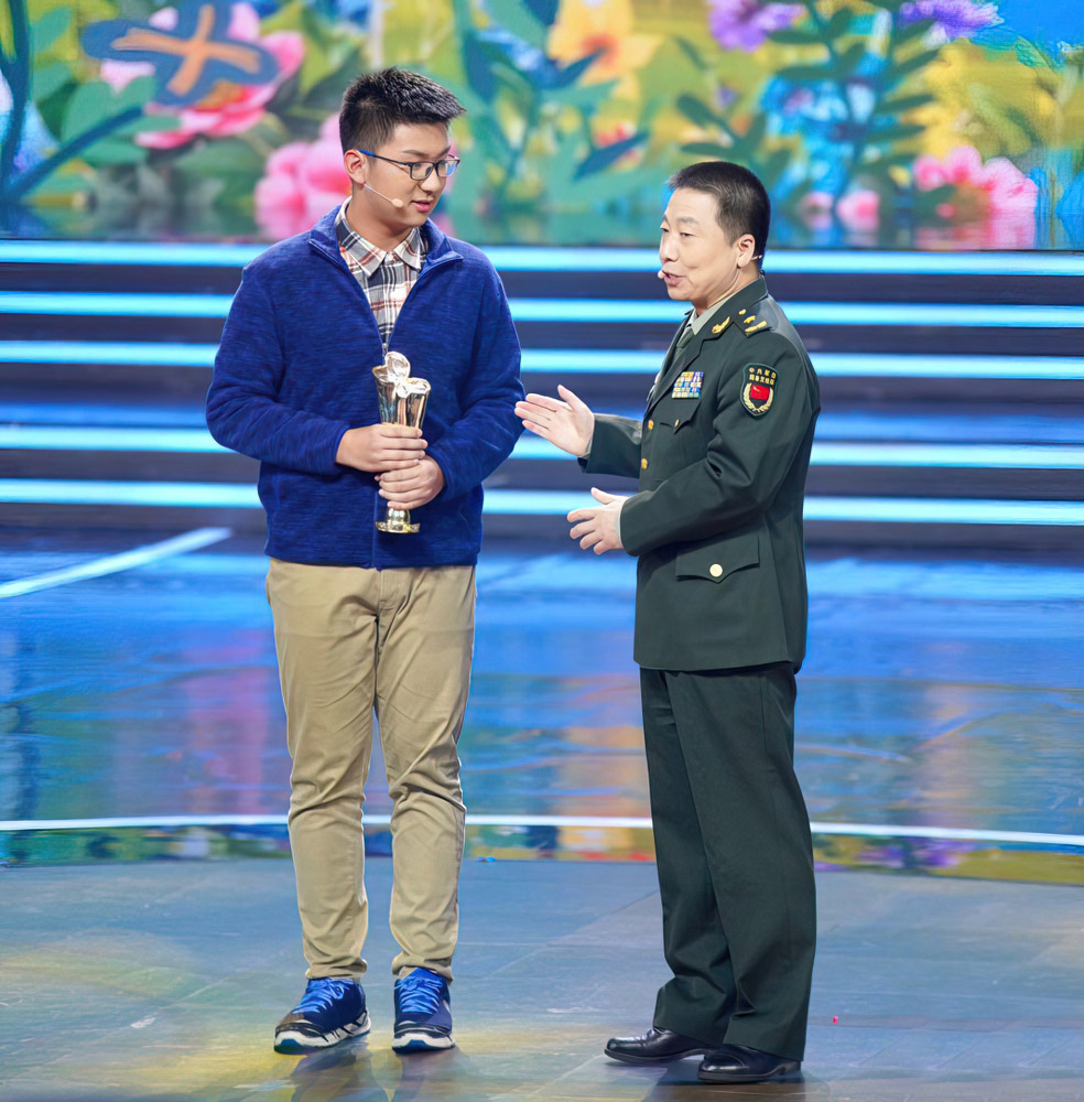 12岁少年成为家里顶梁柱,独自照顾残疾母亲,孝心感动无数人