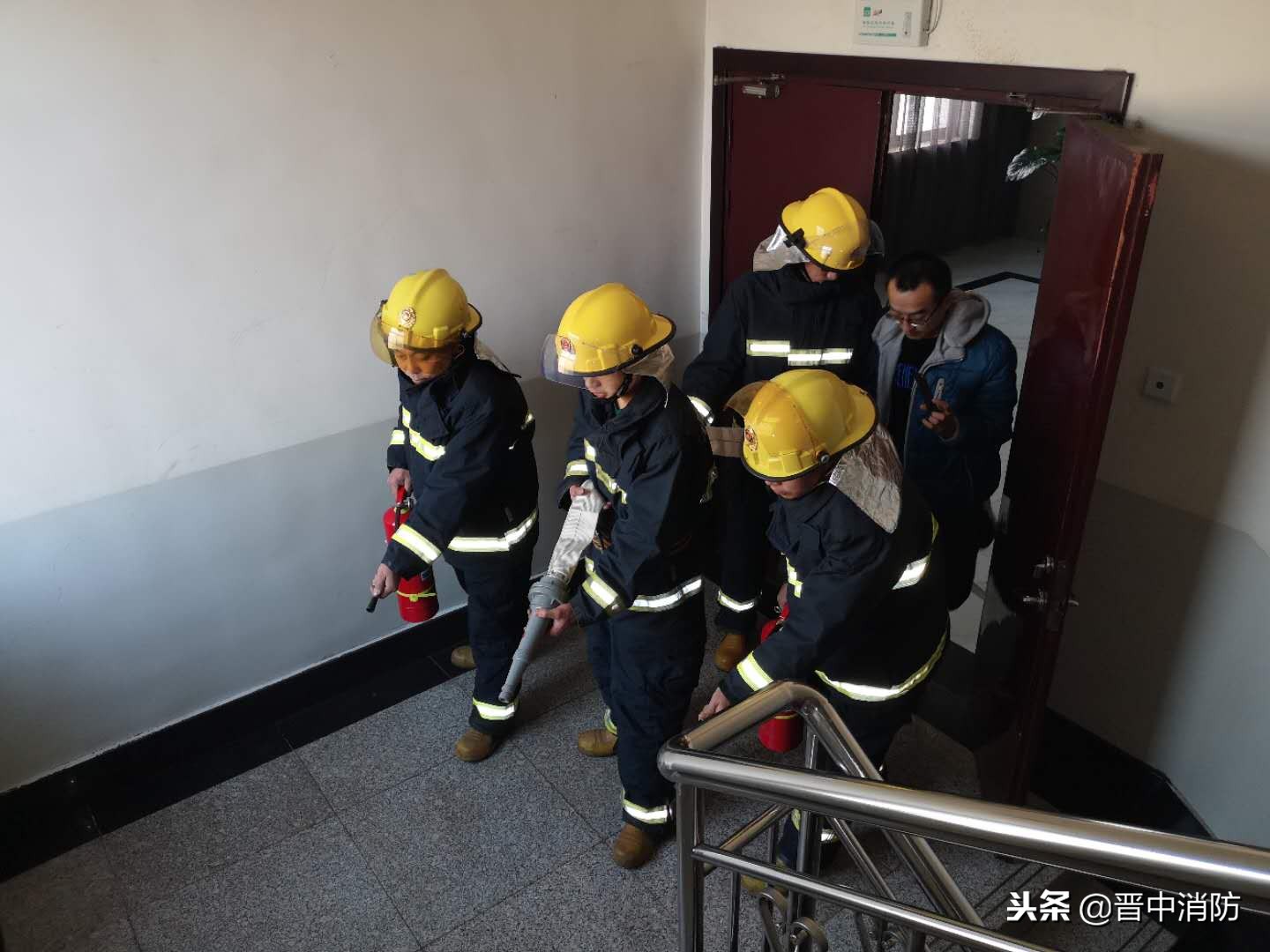 消防大队开展实战灭火演练,消控室消防联动灭火演练