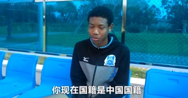 父亲非洲人，9岁混血男孩想为中国足球做贡献，媒体人：有梦想