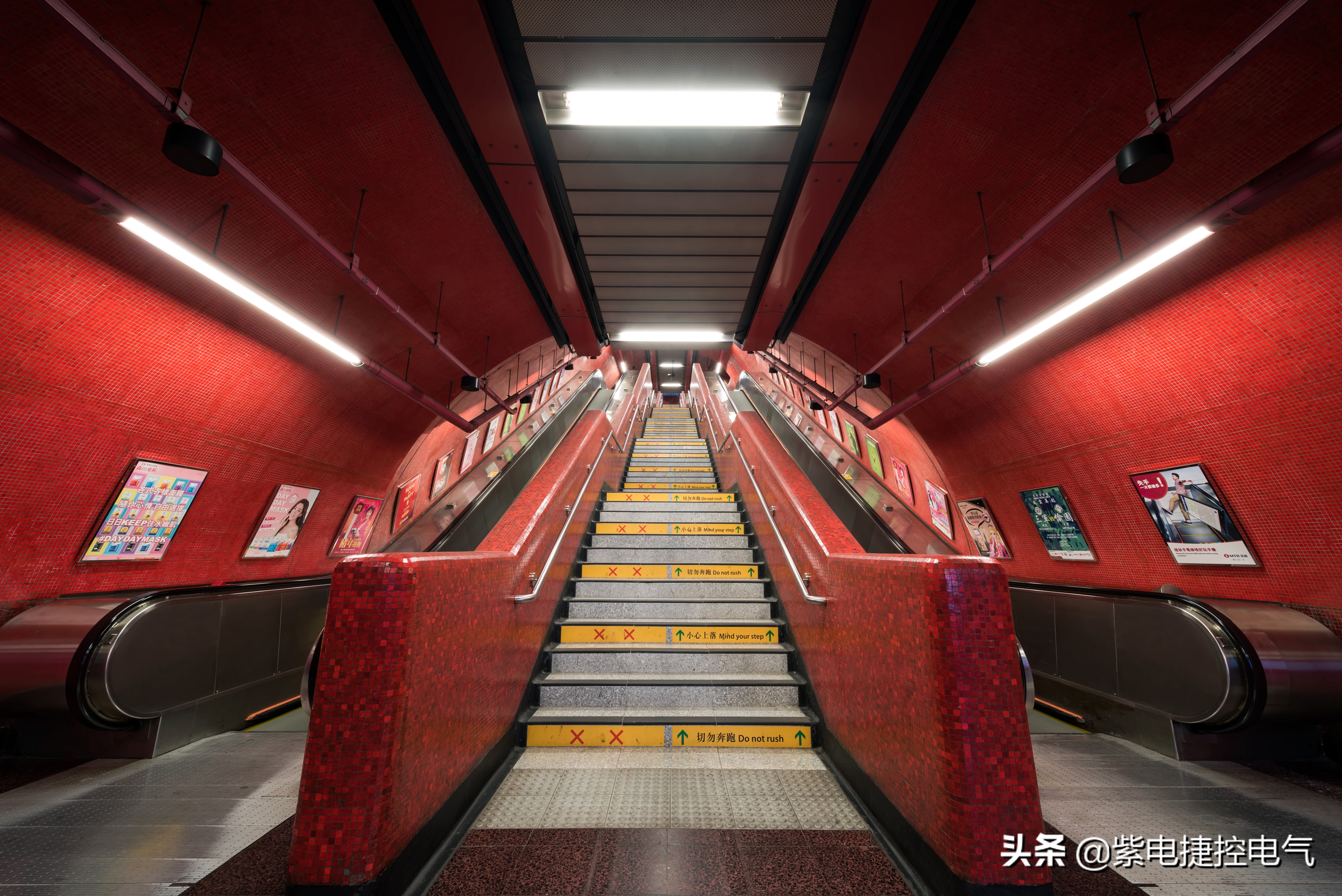 当电动扶梯停止了怎么办,扶梯突然自动上行又下行