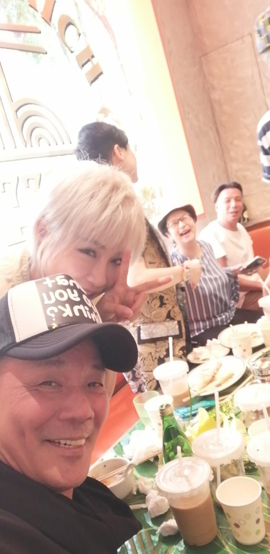 陈小春新店开业，港圈“大佬”齐捧场，60岁程东祭祖归来精神好