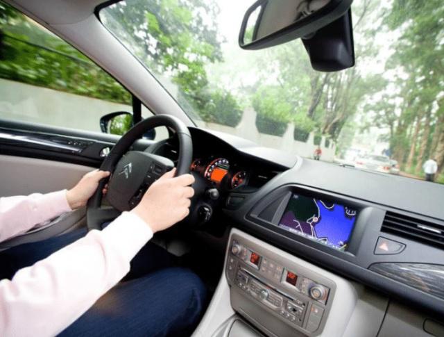 平时开车如何控制油门稳定速度,开车如何踩油门使车匀速平稳