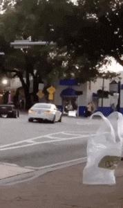 “兄弟睡觉压得胳膊都变色了，要不要叫醒他？”醒来一定很酸爽