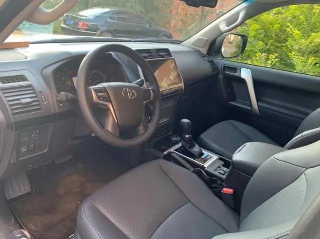 我是快递员，工资6千，有5万元现金，适合*款贷**买丰田霸道吗？