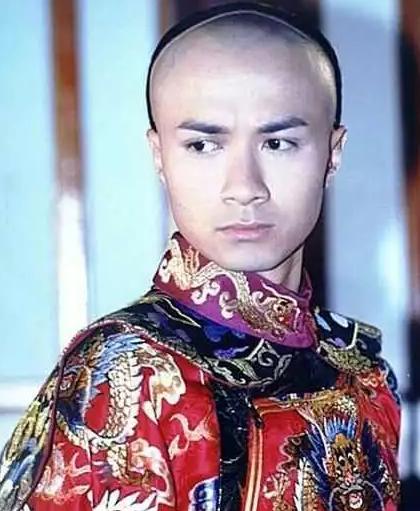 他出道28年，演戏唱歌主持获奖无数，如今还迎娶了自己的助理.