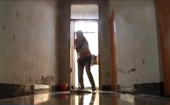 父亲离世母亲改嫁靠小姑摆地摊,父亲离家母亲智障