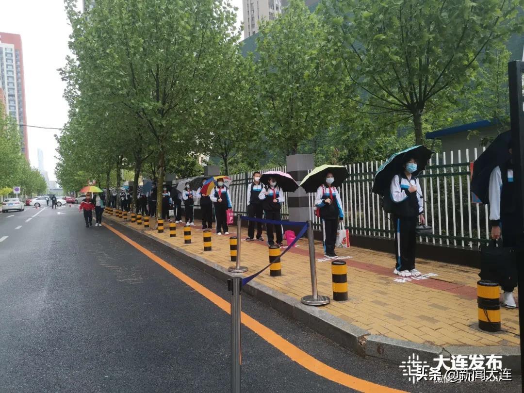 风雨中,“神兽”们返校了