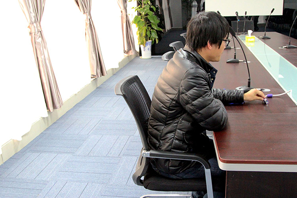 女人熬夜上火脸上起痘痘怎么回事,熬夜脸上长痘痘有闭口用什么药