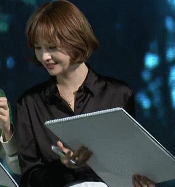 吹自己是铁粉，结果当场打脸，真社死啊…