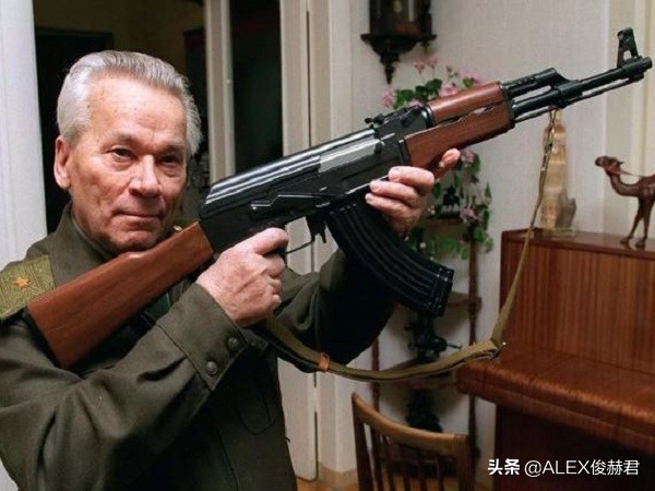 火力凶猛的冲锋枪：为何现代*队军**步兵班不再用，因为“天生”弱点